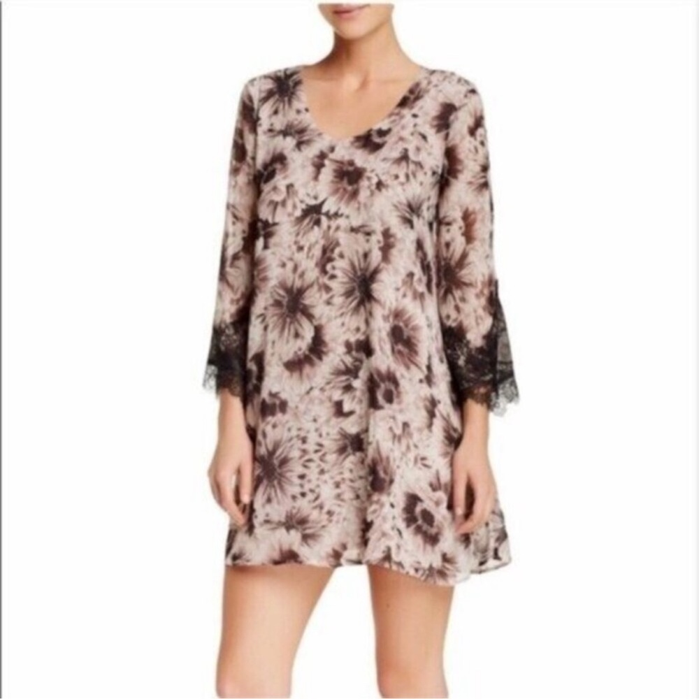 ASTR The Label | Floral Lace Trim Shift Mini Dress size XS